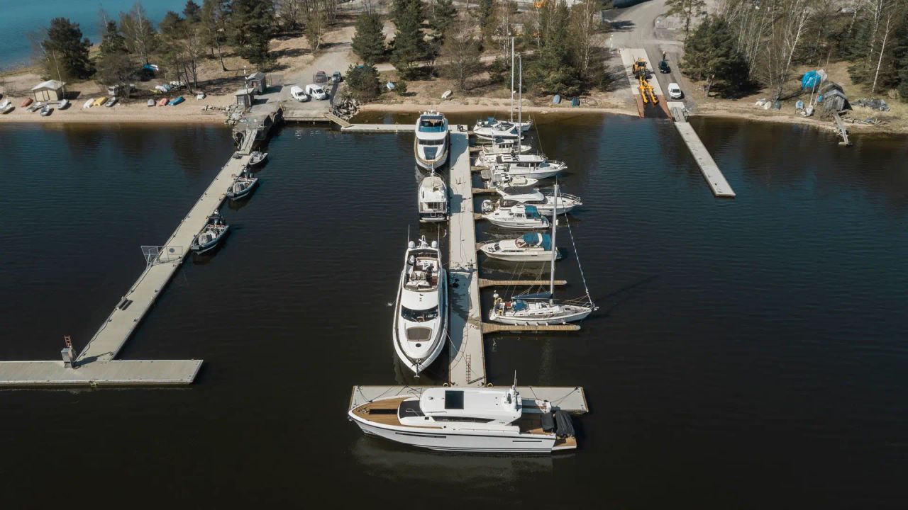 À la fin de votre saison nautique, vous pouvez facilement laisser votre bateau à notre grand quai dans le port. Ce point de dépôt pratique permet une transition fluide de l'eau vers le stockage.