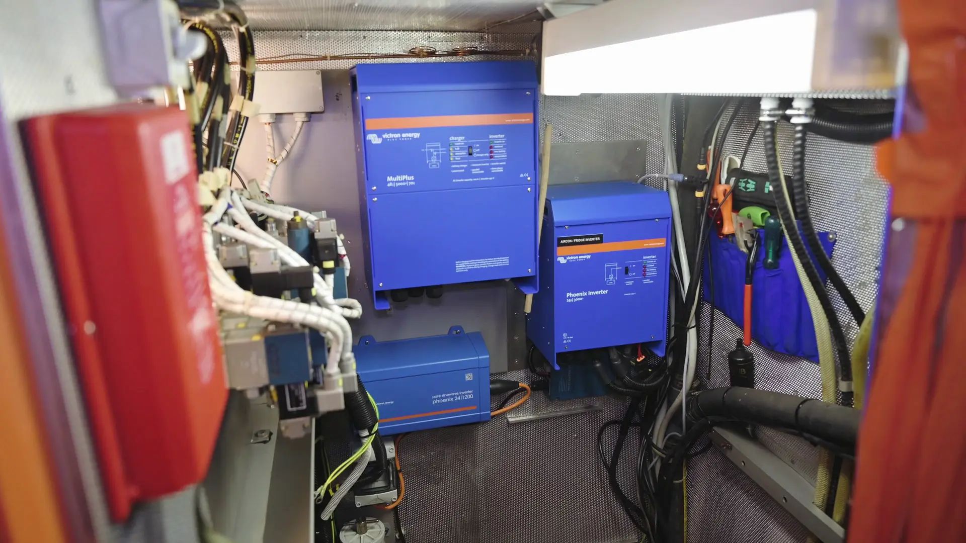 Systèmes d'électronique marine et de navigation